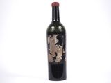 une bouteille de vin posée sur une table