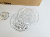 une plaque de verre et une paire de ciseaux posés sur une table