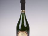 une bouteille de champagne posée sur une table blanche
