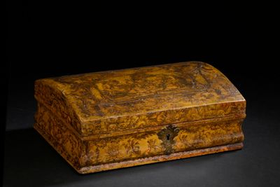 une vieille boîte en bois posée sur une surface noire