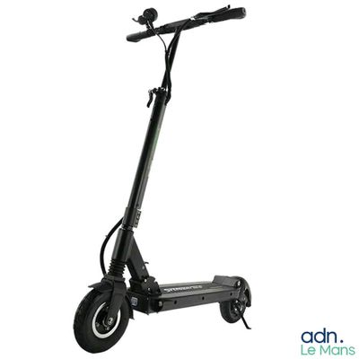 l'image d'un scooter posé sur une surface blanche