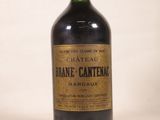 une bouteille de vin posée sur une table
