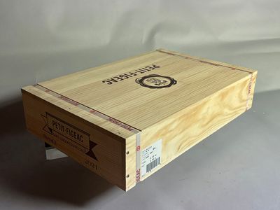 une boîte en bois portant un logo, posée sur une table