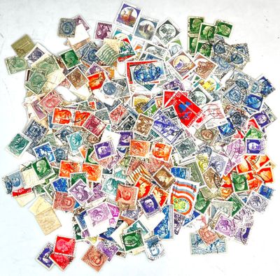 une pile de timbres-poste posée sur une surface blanche