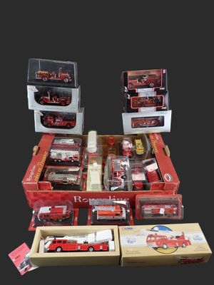 la boîte contient de nombreux modèles différents de camions de pompiers miniatures