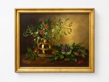 un tableau représentant des fleurs dans un vase doré posé sur une table