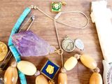 un collier sur lequel figure la photo d'une personne