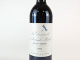 une bouteille de vin posée sur une table