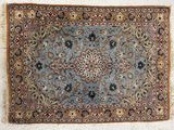 un tapis bleu et marron orné d'un motif en médaillon