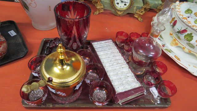 Cristal : 23 porte-couteaux, vase et vide poche en cristal de boh...
