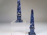 paire d'obélisques en lapis-lazuli bleu sur des socles en acrylique transparent