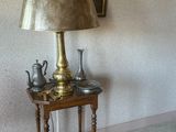 une petite table sur laquelle est posée une lampe