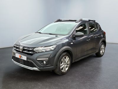 La Toyota RAV grise est garée dans une pièce au sol noir.