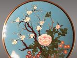 une assiette bleue décorée d'un motif floral