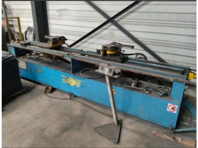 une photo d'une machine qui se trouve dans un garage