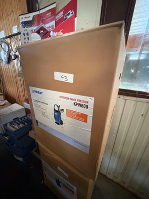une boîte en carton posée sur un carton