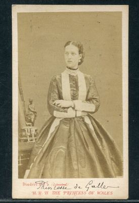 une vieille photo d'une femme en robe longue