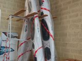 de nombreux cartons empilés sur un chariot dans l'entrepôt