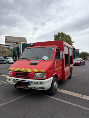 un camion de pompiers rouge garé sur un parking