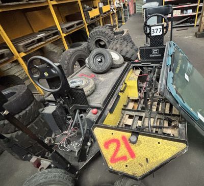 une photo montrant un tas de pneus et d'autres objets dans un entrepôt