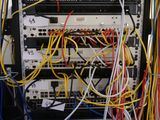 un faisceau de câbles reliés à un ordinateur