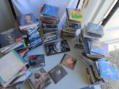 une pile de CD empilés les uns sur les autres sur une table