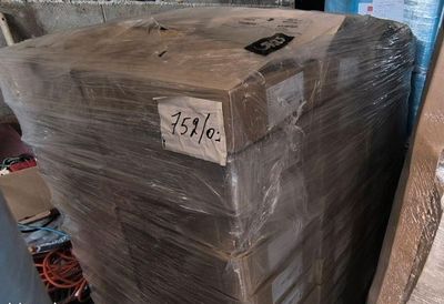 une pile de boîtes emballées dans du plastique