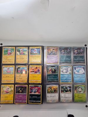 de nombreuses cartes Pokémon exposées au mur