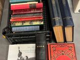 plusieurs livres sont empilés sur une table