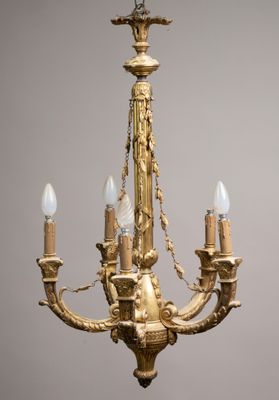 une image représentant un lustre auquel sont suspendues quatre lampes