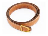 une ceinture en cuir marron avec une boucle dorée sur fond blanc