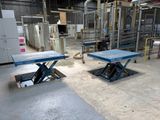 deux tables placées au milieu d'une pièce