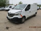 la camionnette blanche est garée dans un parking avec d'autres voitures