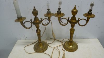 quatre bougies posées sur une table