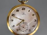 un gros plan d'une montre de poche en or sur laquelle figurent des chiffres