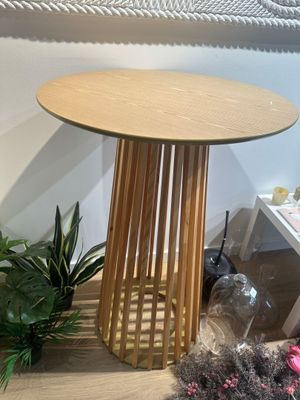 une table en bois sur laquelle est posé un panier