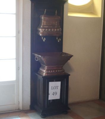 une horloge grand-père dans le coin d'une pièce avec un panneau devant elle