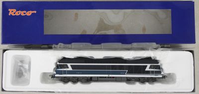 une boîte sur laquelle est représenté un train qui se trouve à l'intérieur