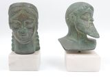paire de bustes anciens en bronze représentant une femme et un homme, posés sur des socles en marbre