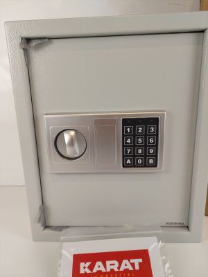 un petit coffre-fort muni d'une serrure à clé