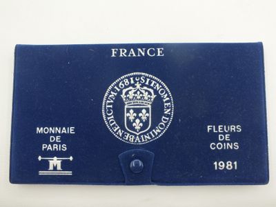 un gros plan d'une carte de visite bleue sur laquelle figure une couronne