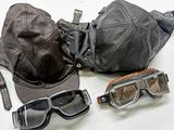 un chapeau, des lunettes de protection et une paire de lunettes posés sur une table