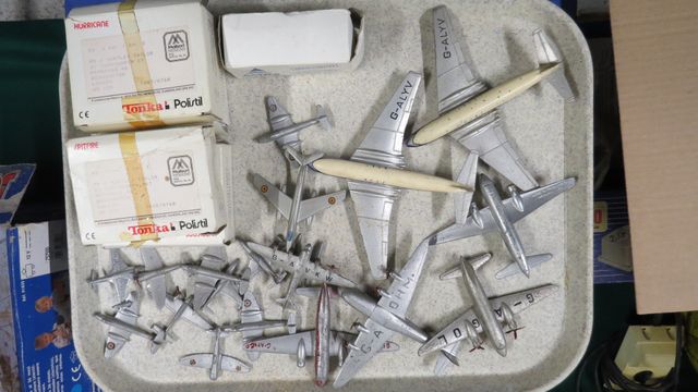 Lot d’avions et de tanks miniatures : DINKY TOYS, TONKA