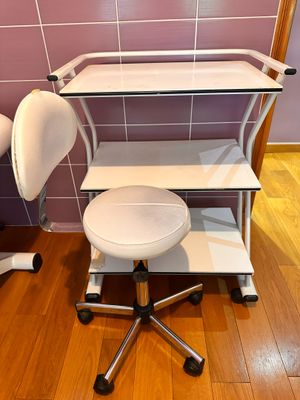 un bureau avec une chaise et un ordinateur dessus