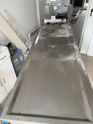 un plan de travail en acier inoxydable dans une cuisine en cours de rénovation