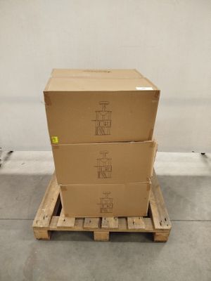 des cartons empilés sur une palette dans une pièce vide