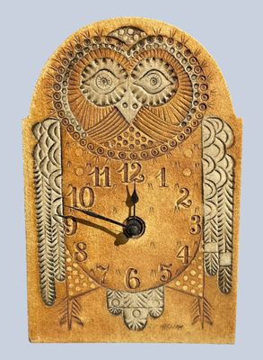 une horloge en or ornée d'un motif élaboré