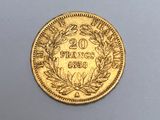 Gros plan sur une pièce d'or ornée d'une couronne.
