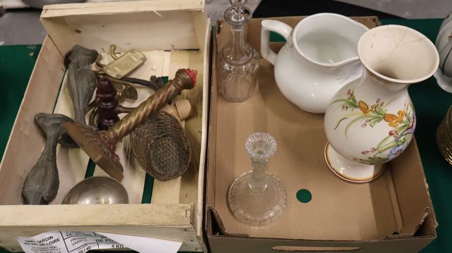 Lot de vases pichets, patères et divers