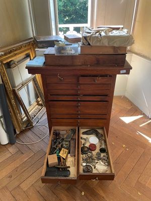 une commode en bois contenant de nombreux objets